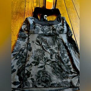 Lululemon exercise top size 12